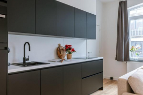 Huswell - Charming apartment just steps from the beach.